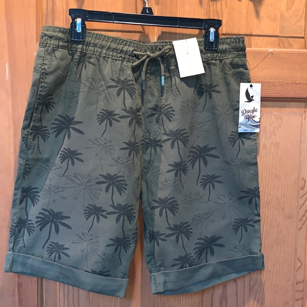 New men’s Pacific Blue short sz lg.